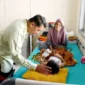 Sekretaris Daerah (Sekda) Agam M. Lutfie, saat meninjau kondisi pasien keracunan yang masih dirawat di RSUD Lubukbasung, menyusul penetapan status KLB. (Diskominfo Agam)