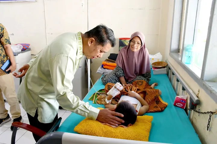 Sekretaris Daerah (Sekda) Agam M. Lutfie, saat meninjau kondisi pasien keracunan yang masih dirawat di RSUD Lubukbasung, menyusul penetapan status KLB. (Diskominfo Agam)