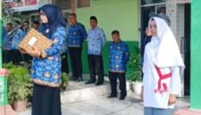 Kepala MAN 3 Kota Padang Hj. Marliza memimpin upacara peringatan Hari Sumpah Pemuda ke-97 di halaman madrasah, Selasa (28/10/2025). (Ist.)