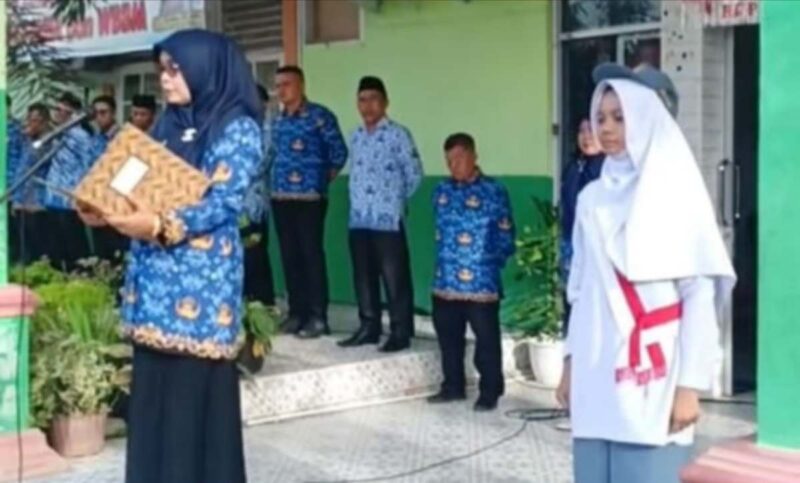 Kepala MAN 3 Kota Padang Hj. Marliza memimpin upacara peringatan Hari Sumpah Pemuda ke-97 di halaman madrasah, Selasa (28/10/2025). (Ist.)