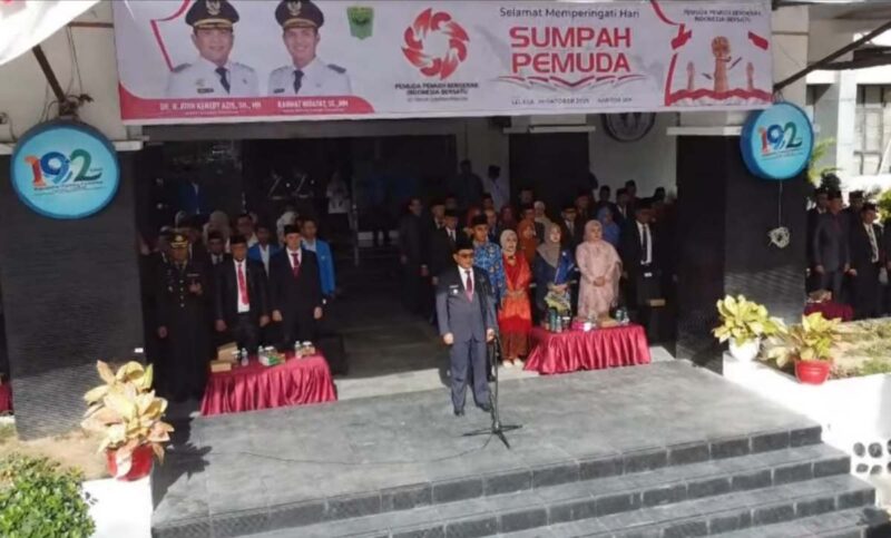 Bupati Padang Pariaman John Kenedy Azis memimpin upacara peringatan Hari Sumpah Pemuda ke-97 dengan semangat kebangsaan, Selasa (28/10/2025). (Ist.)