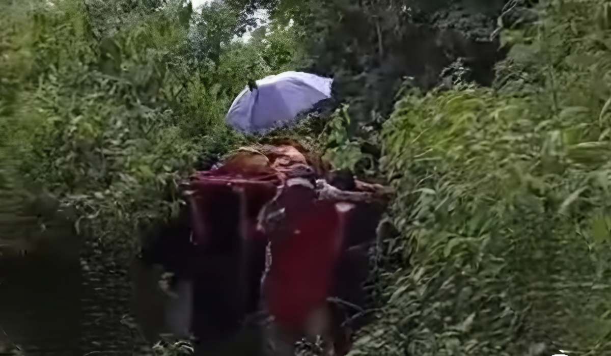 Tragis! Jenazah Guru SD di Solok Ditandu 3,5 Jam Akibat Jalan Rusak Parah