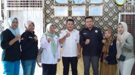 Ketua Yayasan Lebah Muda Indonesia Nopi Busri dan pengurus, berfoto bersama tim Kesbangpol Kota Padang, Leoneva dan Sony Kardinal, saat proses monitoring dan verifikasi di Sekretariat YLMI, Rabu (15/10/2025). (Ist.)
