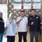Ketua Yayasan Lebah Muda Indonesia Nopi Busri dan pengurus, berfoto bersama tim Kesbangpol Kota Padang, Leoneva dan Sony Kardinal, saat proses monitoring dan verifikasi di Sekretariat YLMI, Rabu (15/10/2025). (Ist.)