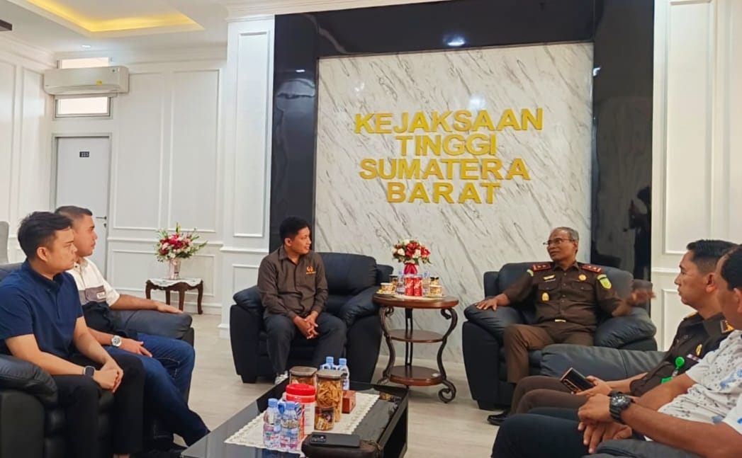 Komitmen Bersihkan Tata Kelola Olahraga, Pimpinan KONI Sumbar Silahturahmi dengan Kajati