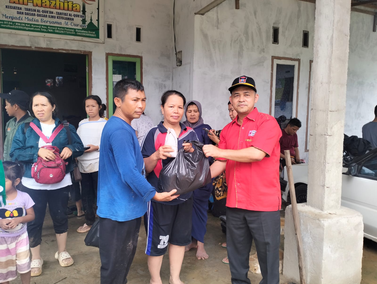 Kunjungi Korban Banjir Bandang di Kuranji, Erianto Salurkan Bantuan Makanan
