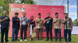 Sejumlah tamu undangan dan panitia berpose bersama usai pembukaan Pameran Aksara Kuno di Minangkabau di Situs Prasasti Kubu Rajo, Nagari Limo Kaum, Tanah Datar, Sabtu (8/11/2025).
(Foto: MDS)