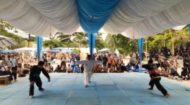Pesilat remaja berlaga di Kejurda Pencak Silat Lapangan Cindua Mato, disaksikan wasit dan ratusan penonton. Suasana ramai dengan dukungan orang tua dan pembina. (Foto: MRD)