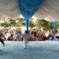 Pesilat remaja berlaga di Kejurda Pencak Silat Lapangan Cindua Mato, disaksikan wasit dan ratusan penonton. Suasana ramai dengan dukungan orang tua dan pembina. (Foto: MRD)