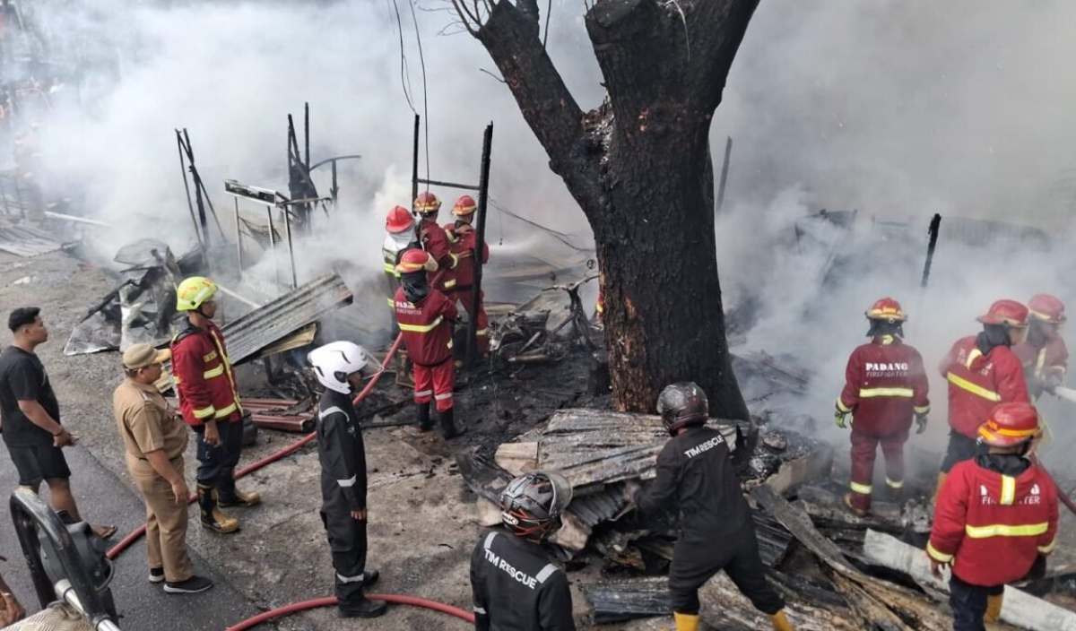 Puluhan Petugas Damkar Dikerahkan Atasi Kebakaran Dahsyat di Alai Parak Kopi Padang