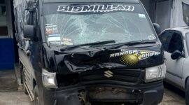 Kondisi mobil pikap yang mengalami kerusakan pada bagian depan akibat kecelakaan lalu lintas di Nagari Simawang, Kecamatan Rambatan, Kabupaten Tanah Datar, Sabtu (13/12/2025). (Dok. Mardoni S)