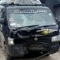 Kondisi mobil pikap yang mengalami kerusakan pada bagian depan akibat kecelakaan lalu lintas di Nagari Simawang, Kecamatan Rambatan, Kabupaten Tanah Datar, Sabtu (13/12/2025). (Dok. Mardoni S)
