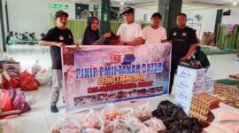 Ket foto: Pengurus PJKIP Tanah Datar bersama kader PMII menyerahkan bantuan paket sembako untuk korban bencana di Gunuang Bungsu, Nagari Batipuah Baruah. Bantuan diterima oleh relawan di posko pengungsian.(docpjkip) 
