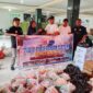 Ket foto: Pengurus PJKIP Tanah Datar bersama kader PMII menyerahkan bantuan paket sembako untuk korban bencana di Gunuang Bungsu, Nagari Batipuah Baruah. Bantuan diterima oleh relawan di posko pengungsian.(docpjkip) 