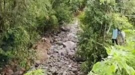 Kondisi aliran sungai di Jorong Gantiang, Nagari Singgalang, Kecamatan X Koto, Kabupaten Tanah Datar, yang mendadak kering di bagian hilir padahal deras di hulu, Jumat (5/12/2025). Warga khawatir air masuk ke rongga tanah dan memicu labilitas tanah di kawasan tersebut. (Ist.)