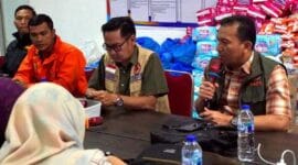 Tim SAR Gabungan melakukan rapat evaluasi di Posko Tanggap Darurat, Padang Panjang, Sabtu (6/12/2025). Dengan sisa empat hari masa tanggap darurat, tim didorong untuk memaksimalkan pencarian korban hilang di kawasan Jembatan Kembar.
