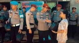 Kasat Reskrim Polres Pesisir Selatan AKP Muhammad Yogie Biantoro saat menyerahkan bantuan sosial dari Sat Reskrim kepada warga Kampung Lubuak Gambia. Aksi ini dilakukan dalam rangka Hari Jadi Reserse ke-78.