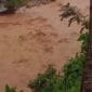 Kondisi air Sungai Lubuk Minturun yang telah naik signifikan dan berwarna cokelat pekat, Sabtu (6/12/2025). Pusdalops mengimbau warga yang tinggal di sekitarnya untuk segera menjauh.