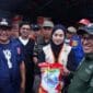 Bupati Tanah Datar Eka Putra (kanan) menerima bantuan dari Wali Kota Bukittinggi Ramlan Nurmatias (kiri) di posko utama di Nagari Batu Taba, Sabtu (6/12/2025). Bantuan ini akan didistribusikan kepada 6.900 pengungsi yang tersebar di tiga kecamatan.