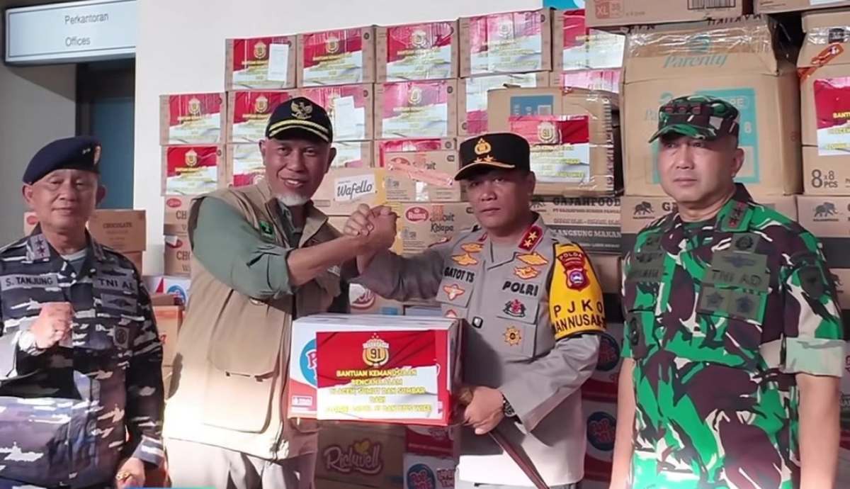 Kapolda Sumbar Serahkan Bantuan Alumni Akpol 91 ke Warga Kapalo Koto
