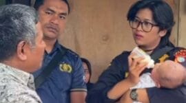 Tim Biddokkes Polda Riau saat memeriksa kesehatan bayi Fathan (3 bulan). Fathan menjadi satu satunya korban selamat setelah ditemukan tersangkut di pohon, sementara enam anggota keluarganya dinyatakan hilang dan meninggal.