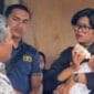 Tim Biddokkes Polda Riau saat memeriksa kesehatan bayi Fathan (3 bulan). Fathan menjadi satu satunya korban selamat setelah ditemukan tersangkut di pohon, sementara enam anggota keluarganya dinyatakan hilang dan meninggal.
