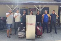 Personel Satreskrim Polres Pasaman Barat mengamankan pasutri pelaku pencurian, dengan barang bukti satu unit kulkas silver. (Ist.)