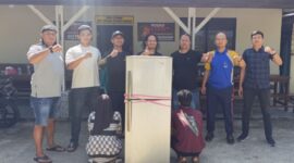 Personel Satreskrim Polres Pasaman Barat mengamankan pasutri pelaku pencurian, dengan barang bukti satu unit kulkas silver. (Ist.)
