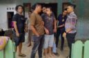 Petugas kepolisian berpakaian sipil dari tim gabungan URC Satreskrim Polres Pasaman Barat mengamankan pelaku penganiayaan berinisial AR, di kediamannya di Jorong Sungai Magelang, Nagari Rabi Jonggor, Kecamatan Gunung Tuleh, Kabupaten Pasaman Barat. (Ist.)