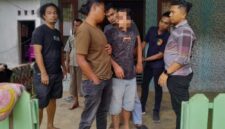 Petugas kepolisian berpakaian sipil dari tim gabungan URC Satreskrim Polres Pasaman Barat mengamankan pelaku penganiayaan berinisial AR, di kediamannya di Jorong Sungai Magelang, Nagari Rabi Jonggor, Kecamatan Gunung Tuleh, Kabupaten Pasaman Barat. (Ist.)