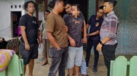 Petugas kepolisian berpakaian sipil dari tim gabungan URC Satreskrim Polres Pasaman Barat mengamankan pelaku penganiayaan berinisial AR, di kediamannya di Jorong Sungai Magelang, Nagari Rabi Jonggor, Kecamatan Gunung Tuleh, Kabupaten Pasaman Barat. (Ist.)