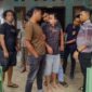 Petugas kepolisian berpakaian sipil dari tim gabungan URC Satreskrim Polres Pasaman Barat mengamankan pelaku penganiayaan berinisial AR, di kediamannya di Jorong Sungai Magelang, Nagari Rabi Jonggor, Kecamatan Gunung Tuleh, Kabupaten Pasaman Barat. (Ist.)