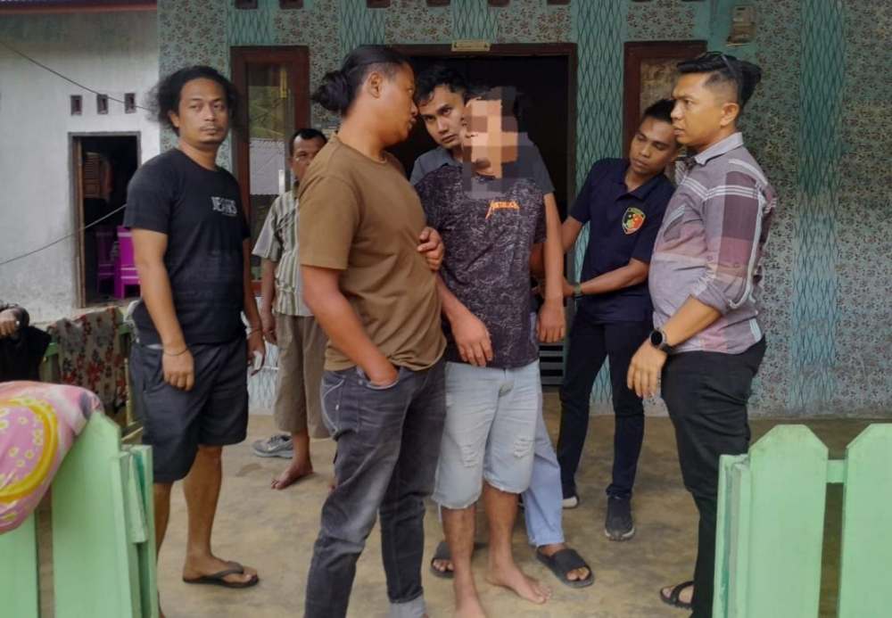 Sadis! Pria di Pasbar Tusuk Mulut Teman Pakai Samurai 