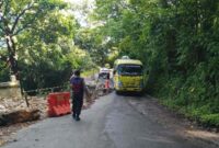 Seorang personel Unit Samapta Polsek Tanjung Raya mengatur laju kendaraan bermotor yang lewat bergantian di jalur menyempit Kelok 10 Maninjau, Kecamatan Tanjung Raya, Kabupaten Agam. (Ist.)