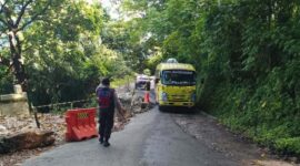 Seorang personel Unit Samapta Polsek Tanjung Raya mengatur laju kendaraan bermotor yang lewat bergantian di jalur menyempit Kelok 10 Maninjau, Kecamatan Tanjung Raya, Kabupaten Agam. (Ist.)