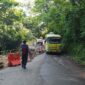 Seorang personel Unit Samapta Polsek Tanjung Raya mengatur laju kendaraan bermotor yang lewat bergantian di jalur menyempit Kelok 10 Maninjau, Kecamatan Tanjung Raya, Kabupaten Agam. (Ist.)