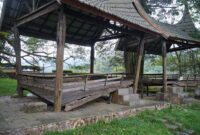 Kondisi salah satu bangunan gazebo beratap bagonjong yang mengalami kerusakan parah pada bagian lantai kayu dan tiang penyangga di kawasan Pusat Dokumentasi dan Informasi Kebudayaan Minangkabau (PDIKM), Kota Padang Panjang, Sabtu (4/7/2026). (Ist.)