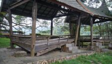 Kondisi salah satu bangunan gazebo beratap bagonjong yang mengalami kerusakan parah pada bagian lantai kayu dan tiang penyangga di kawasan Pusat Dokumentasi dan Informasi Kebudayaan Minangkabau (PDIKM), Kota Padang Panjang, Sabtu (4/7/2026). (Ist.)