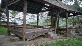 Kondisi salah satu bangunan gazebo beratap bagonjong yang mengalami kerusakan parah pada bagian lantai kayu dan tiang penyangga di kawasan Pusat Dokumentasi dan Informasi Kebudayaan Minangkabau (PDIKM), Kota Padang Panjang, Sabtu (4/7/2026). (Ist.)
