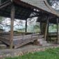 Kondisi salah satu bangunan gazebo beratap bagonjong yang mengalami kerusakan parah pada bagian lantai kayu dan tiang penyangga di kawasan Pusat Dokumentasi dan Informasi Kebudayaan Minangkabau (PDIKM), Kota Padang Panjang, Sabtu (4/7/2026). (Ist.)