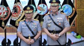 Komjen Pol Gatot Tri Suryanta (kiri) bersama Kapolda Sumatera Barat yang baru, Irjen Pol Djati Wiyoto Abadhy (kanan) saat menghadiri upacara Serah Terima Jabatan (Sertijab) di Rupatama Mabes Polri, Sabtu, (4/7/2026). (Ist.)