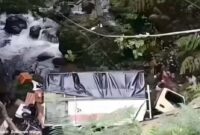 Satu unit truk Colt diesel dengan bak tertutup terpal hitam tampak ringsek di dasar jurang dikawasan Kelok Sembilan, Kabupaten Limapuluh Kota. (Ist.)