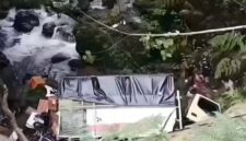 Satu unit truk Colt diesel dengan bak tertutup terpal hitam tampak ringsek di dasar jurang dikawasan Kelok Sembilan, Kabupaten Limapuluh Kota. (Ist.)