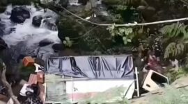 Satu unit truk Colt diesel dengan bak tertutup terpal hitam tampak ringsek di dasar jurang dikawasan Kelok Sembilan, Kabupaten Limapuluh Kota. (Ist.)