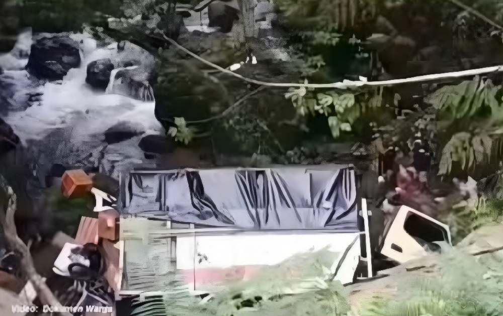 Truk Pengangkut Perabot Masuk Jurang di Kelok Sembilan