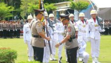Mantan Kapolda Sumbar, Komjen Pol Gatot Tri Suryanto (kanan) menyerahkan Pataka Polda Sumbar kepada pejabat baru, Irjen Pol Djati Wiyoto Abadhy (kiri) dalam upacara Farewell Parade di halaman depan Mapolda Sumbar, Senin (6/7/2026). Prosesi penyerahan lambang kesatuan ini menjadi simbol resmi peralihan amanah dan tanggung jawab kepemimpinan korps Bhayangkara di Sumatera Barat. (Ist.)