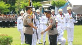 Mantan Kapolda Sumbar, Komjen Pol Gatot Tri Suryanto (kanan) menyerahkan Pataka Polda Sumbar kepada pejabat baru, Irjen Pol Djati Wiyoto Abadhy (kiri) dalam upacara Farewell Parade di halaman depan Mapolda Sumbar, Senin (6/7/2026). Prosesi penyerahan lambang kesatuan ini menjadi simbol resmi peralihan amanah dan tanggung jawab kepemimpinan korps Bhayangkara di Sumatera Barat. (Ist.)