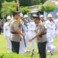 Mantan Kapolda Sumbar, Komjen Pol Gatot Tri Suryanto (kanan) menyerahkan Pataka Polda Sumbar kepada pejabat baru, Irjen Pol Djati Wiyoto Abadhy (kiri) dalam upacara Farewell Parade di halaman depan Mapolda Sumbar, Senin (6/7/2026). Prosesi penyerahan lambang kesatuan ini menjadi simbol resmi peralihan amanah dan tanggung jawab kepemimpinan korps Bhayangkara di Sumatera Barat. (Ist.)