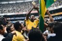 Penyerang Timnas Brasil, Pele, mengangkat trofi Piala Dunia pada edisi 1970. Pele mencatatkan diri sebagai satu-satunya pemain yang mengoleksi tiga gelar juara dunia, tepatnya pada edisi 1958, 1962, and 1970. Rekor tersebut hampir mustahil dapat disamai pada era sepakbola modern saat ini. (Ist.)