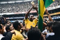 Penyerang Timnas Brasil, Pele, mengangkat trofi Piala Dunia pada edisi 1970. Pele mencatatkan diri sebagai satu-satunya pemain yang mengoleksi tiga gelar juara dunia, tepatnya pada edisi 1958, 1962, and 1970. Rekor tersebut hampir mustahil dapat disamai pada era sepakbola modern saat ini. (Ist.)